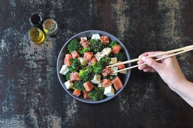 Somon ile poke kase. Somon brokoli susam poke. Üstten Görünüm. Yemek çubukları.