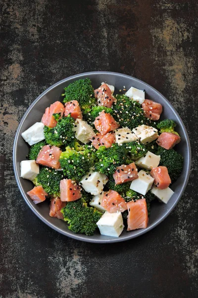 Gesunder Salat Mit Brokkoli Weißkäse Und Lachsfilet Das Konzept Der — Stockfoto