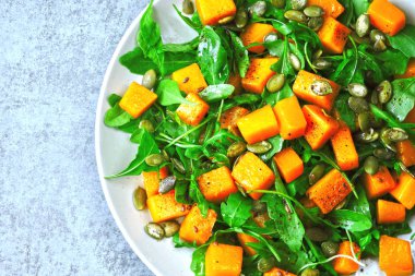 Roka ile kabak salatası. Sonbahar kabak ve Roka Salatası. Vegan kabak salatası.