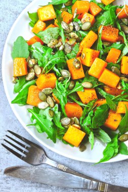 Roka ile kabak salatası. Sonbahar kabak ve Roka Salatası. Vegan kabak salatası.