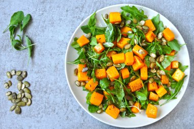 Roka ile kabak salatası. Sonbahar kabak ve Roka Salatası. Vegan kabak salatası.