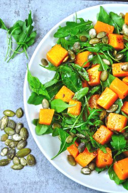Roka ile kabak salatası. Sonbahar kabak ve Roka Salatası. Vegan kabak salatası.