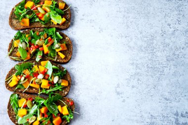 Kabak ve roka ile sağlıklı iştah açıcı tost. Vegan tost kabak ile. Kabak roka tost.