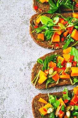 Kabak ve roka ile sağlıklı iştah açıcı tost. Vegan tost kabak ile. Kabak roka tost.