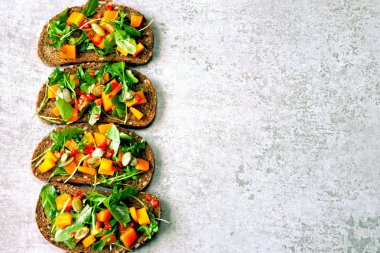 Kabak ve roka ile sağlıklı iştah açıcı tost. Vegan tost kabak ile. Kabak roka tost.