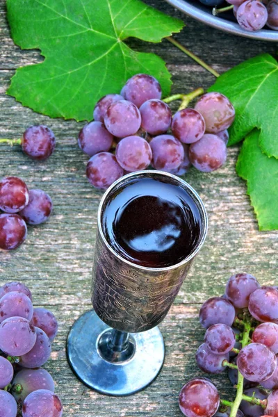 Druvmust Vin Silver Glas Vindruvor Och Vinblad Skörden Rosa Druvor — Stockfoto