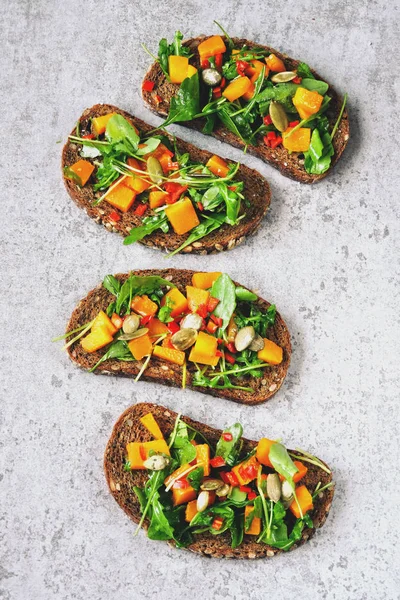 Healthy Appetizing Toast Pumpkin Arugula Vegan Toasts Pumpkin Pumpkin Arugula — Stock Photo, Image