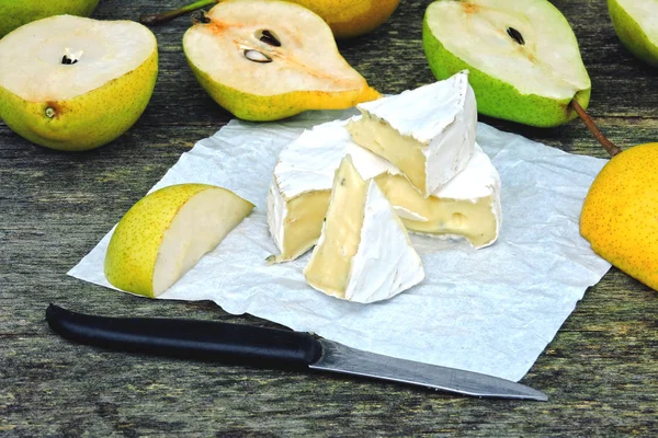 Queijo Camembert Com Peras Sobre Fundo Madeira Keto Almoço Ideias — Fotografia de Stock