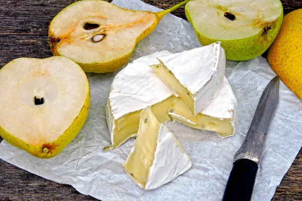 Queijo Camembert Com Peras Sobre Fundo Madeira Keto Almoço Ideias — Fotografia de Stock