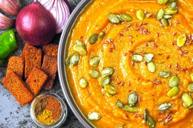 Bir kase taze balkabağı çorbası. Sonbahar ev yapımı balkabağı çorbası. Sağlıklı gıda ile vegan kase.