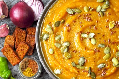 Bir kase taze balkabağı çorbası. Sonbahar ev yapımı balkabağı çorbası. Sağlıklı gıda ile vegan kase.