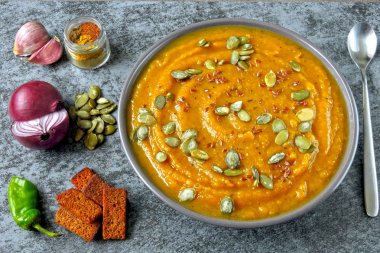 Bir kase taze balkabağı çorbası. Sonbahar ev yapımı balkabağı çorbası. Sağlıklı gıda ile vegan kase.