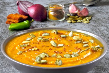 Bir kase taze balkabağı çorbası. Sonbahar ev yapımı balkabağı çorbası. Sağlıklı gıda ile vegan kase.