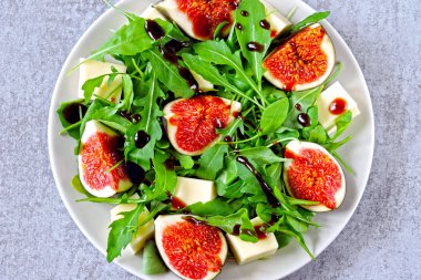 İncirli salata roka ve beyaz peynir ile. İncir ve peynir ile sağlıklı salata. Keto öğle fikir. Keto diyet. Vegan salata incir tofu roka.