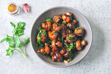 Maydanoz ve sarımsak ile soya sosunda pişirilmiş mantar bir kase. Vegan kase mantar. Sağlıklı vegan yemek.