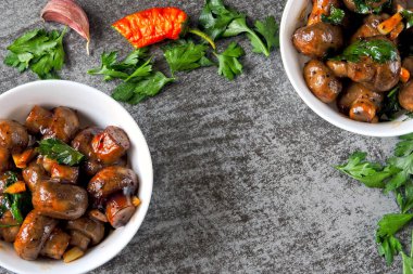 Sırlı Çin usulü soya sosu ile mantar. Vegan yemek mantar Çince sos.