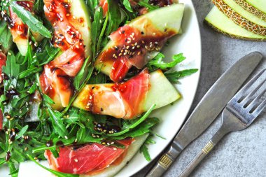 Salata kavun prosciutto roka ile. İtalyan mutfağı. Prosciutto ile taze kavun. Roka, kavun ve prosciutto ile geleneksel İtalyan salatası.