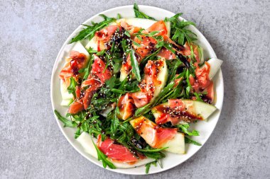 Salata kavun prosciutto roka ile. İtalyan mutfağı. Prosciutto ile taze kavun. Roka, kavun ve prosciutto ile geleneksel İtalyan salatası.