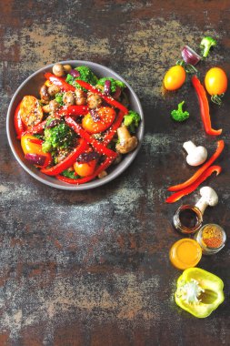 Vegan sıcak sebze ve mantar salata bir kase. Keto öğle fikir. Brokoli, kırmızı biber, mantar. Etsiz sağlıklı taze yiyecek.