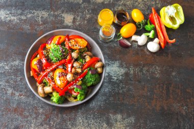 Vegan sıcak sebze ve mantar salata bir kase. Keto öğle fikir. Brokoli, kırmızı biber, mantar. Etsiz sağlıklı taze yiyecek.