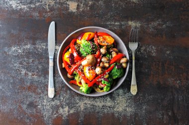 Vegan sıcak sebze ve mantar salata bir kase. Keto öğle fikir. Brokoli, kırmızı biber, mantar. Etsiz sağlıklı taze yiyecek.