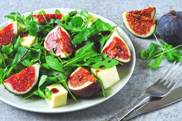 Feigensalat Mit Rucola Und Weißem Käse Gesunder Salat Mit Feigen — Stockfoto