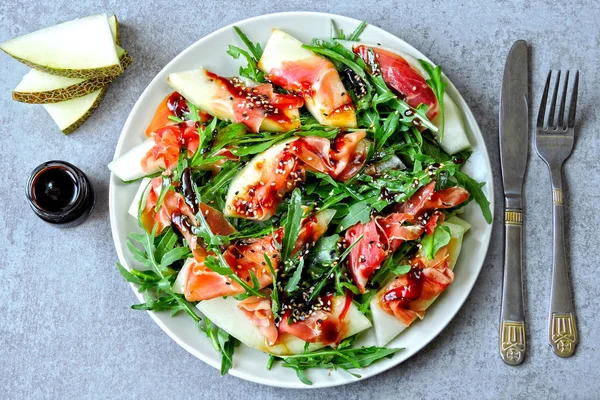 Salata kavun prosciutto roka ile. İtalyan mutfağı. Prosciutto ile taze kavun. Roka, kavun ve prosciutto ile geleneksel İtalyan salatası.