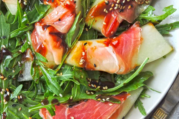 Salatmelonenschinken Mit Rucola Italienische Küche Frische Melone Mit Schinken Traditioneller — Stockfoto