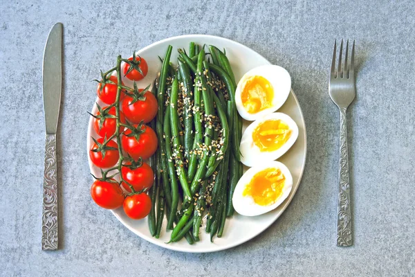 Ένα Πιάτο Ένα Υγιεινό Γεύμα Φασολάκια Βρασμένα Αυγά Ντοματίνια Διατροφή — Φωτογραφία Αρχείου