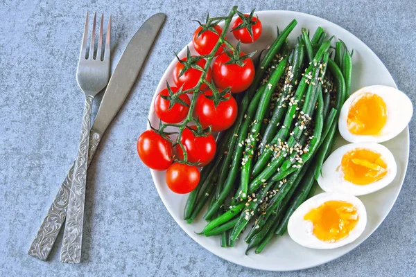 一盘有健康膳食的食物 煮鸡蛋 樱桃西红柿 基托饮食 济慈小吃 — 图库照片
