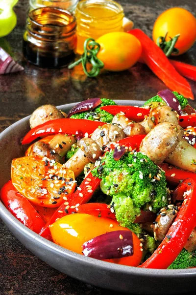 Cuenco Vegano Con Ensalada Verduras Tibias Champiñones Una Idea Para — Foto de Stock