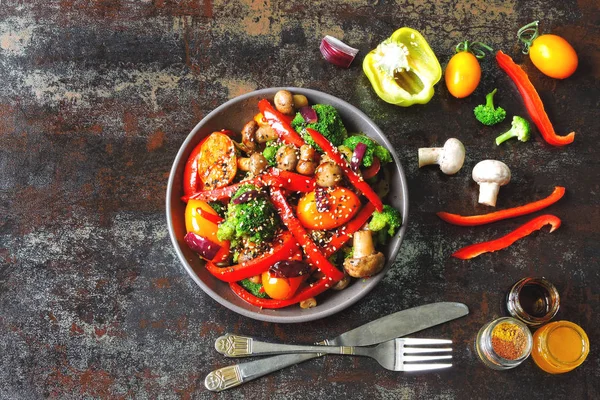 Vegan sıcak sebze ve mantar salata bir kase. Keto öğle fikir. Brokoli, kırmızı biber, mantar. Etsiz sağlıklı taze yiyecek.