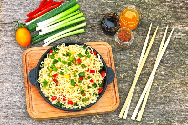 Macarrão Estilo Chinês Uma Panela Ato Fritar Ferro Fundido Posto — Fotografia de Stock