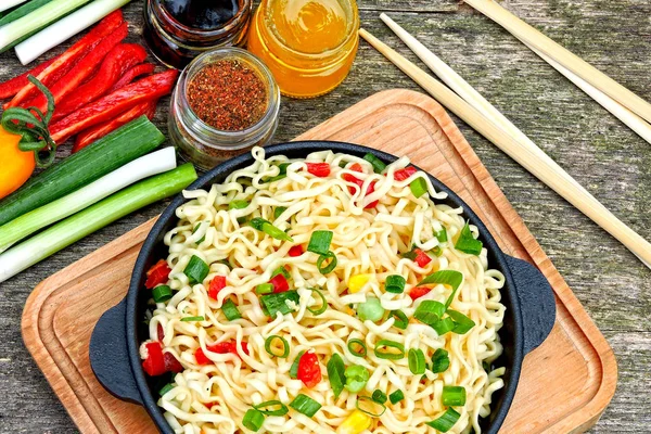 Macarrão Estilo Chinês Uma Panela Ato Fritar Ferro Fundido Posto — Fotografia de Stock