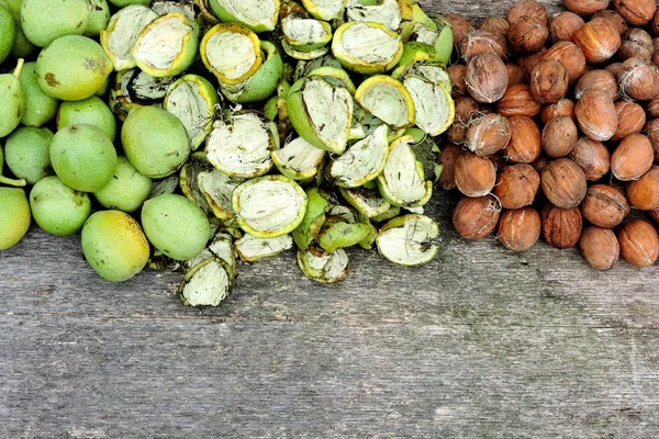 Nueces Del Árbol Nueces Piel Verde Pelando Nueces Cáscaras Verdes — Foto de Stock