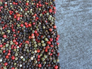 Karışık peppercorns. Gri arka plan. Boşluk Kopyala. Biber bezelye.
