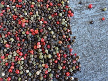 Karışık peppercorns. Gri arka plan. Boşluk Kopyala. Biber bezelye.