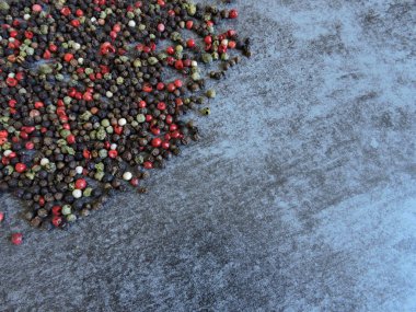 Karışık peppercorns. Gri arka plan. Boşluk Kopyala. Biber bezelye.