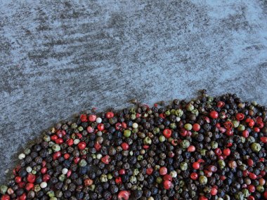 Karışık peppercorns. Gri arka plan. Boşluk Kopyala. Biber bezelye.