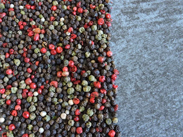 Blandade Peppercorns Grå Bakgrund Kopiera Utrymme Peppar Korn Ärtor — Stockfoto