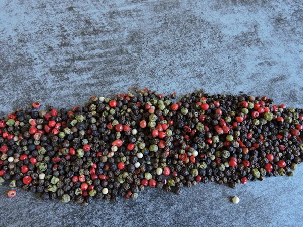 Blandade Peppercorns Grå Bakgrund Kopiera Utrymme Peppar Korn Ärtor — Stockfoto