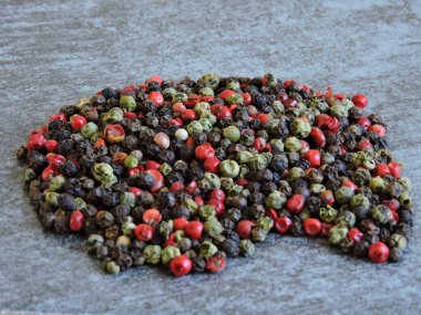 Karışık peppercorns. Gri arka plan. Boşluk Kopyala. Biber bezelye.