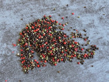 Karışık peppercorns. Gri arka plan. Boşluk Kopyala. Biber bezelye.