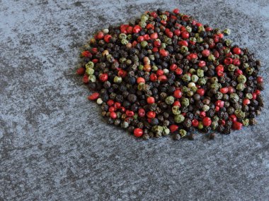 Karışık peppercorns. Gri arka plan. Boşluk Kopyala. Biber bezelye.