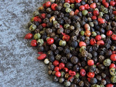 Karışık peppercorns. Gri arka plan. Boşluk Kopyala. Biber bezelye.
