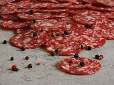 Parlak salam. Peppercorns ile salam. Boşluk Kopyala. Arka plan.