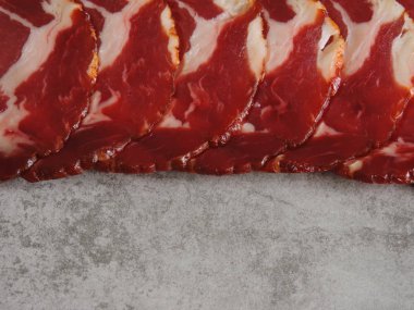 Füme domuz eti ince dilimlenmiş. Füme domuz eti.