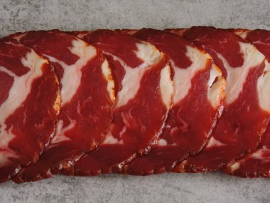 Füme domuz eti ince dilimlenmiş. Füme domuz eti.