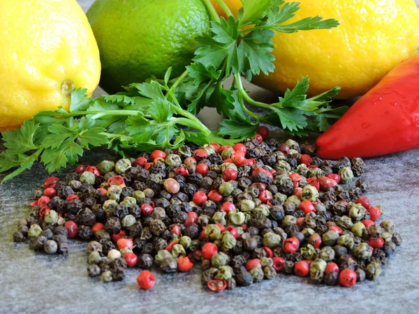 Blandade Peppercorns Grå Bakgrund Kopiera Utrymme Peppar Korn Ärtor — Stockfoto