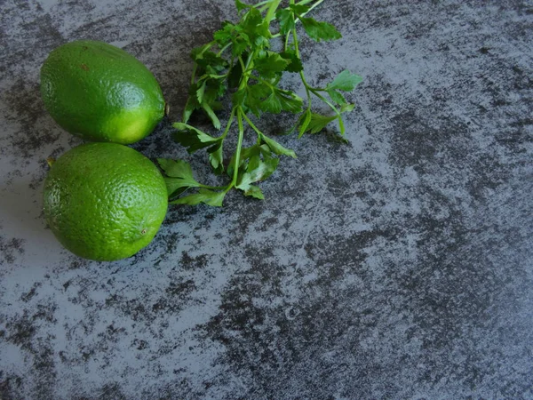 Limetten Und Petersilie Auf Grauem Hintergrund Makro Kopierraum — Stockfoto